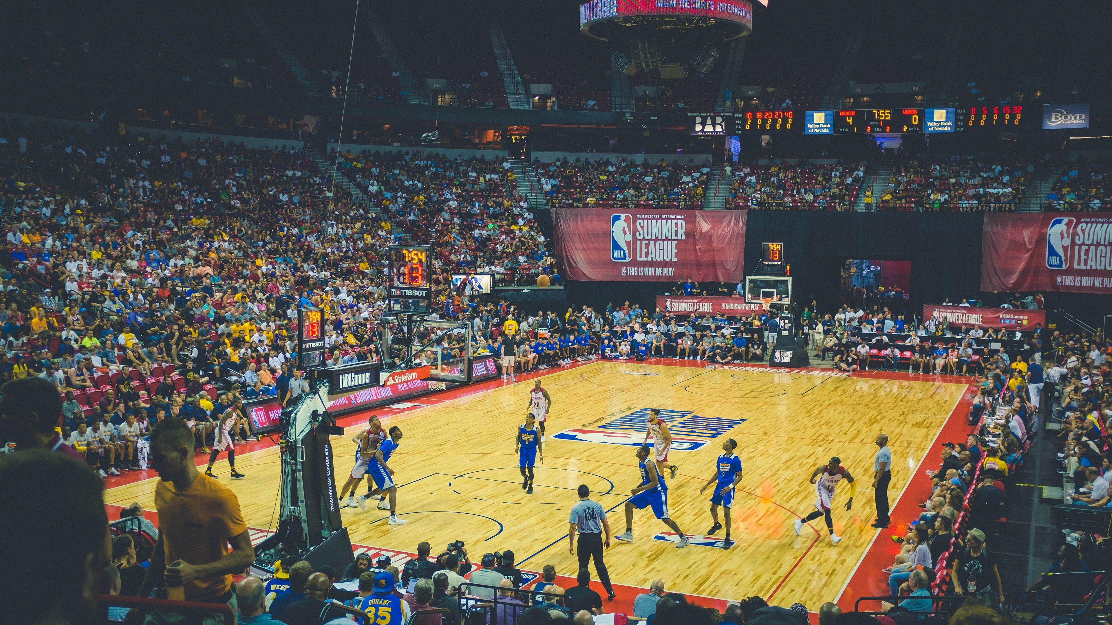 经纪人纽带或促成重磅交易，AC米兰借科斯蒂奇谈判瞄准弗拉霍维奇